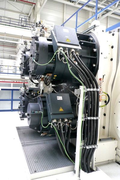 Vermitteln Kraft und Stärke – die Servo-Antriebe der Kopfpresse; die größten und stärksten die bisher eingesetzt werden. (Archiv: Vogel Business Media)