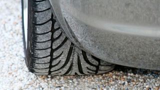 Was die Entwaldungsverordnung konkret für die Kfz-Betriebe bedeutet, ist noch unklar. Weil die Branche unter anderem Produkte aus Kautschuk verwendet (Reifen, Dichtungen, Schläuche), ist die Sorge vor weiteren Dokumentations- und Nachweispflichten groß. Nun wurde die EU-Verordnung noch mal um ein Jahr bis 2027 verschoben.  (Bild: frei lizenziert)