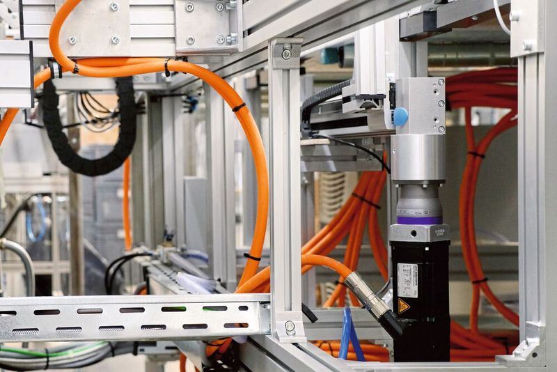 Die synchronen Servomotoren der Baureihe CMP bieten nicht nur eine hohe Dynamik, sondern lassen sich dank ihrer kompakten Bauweise auch in engen Bauräumen platzieren.  (Bild: SEW)