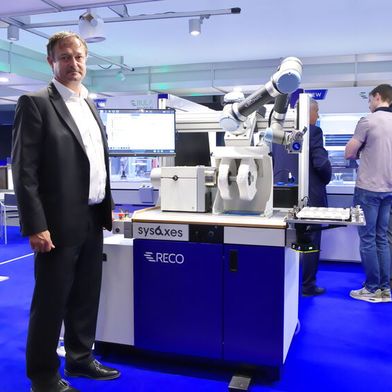 Christophe Rérat, co-directeur de Groupe Recomatic devant un banc de polissage robotisé. (Source : MSM)