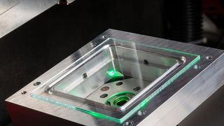 Better than using hydrofluoric acid! Here, a glass blank is processed with picosecond pulses using a USP laser to give it micro- or nanostructures. This works precisely and, above all, is more environmentally friendly than with conventional methods. But there's more ... (Image:Fraunhofer IPT)