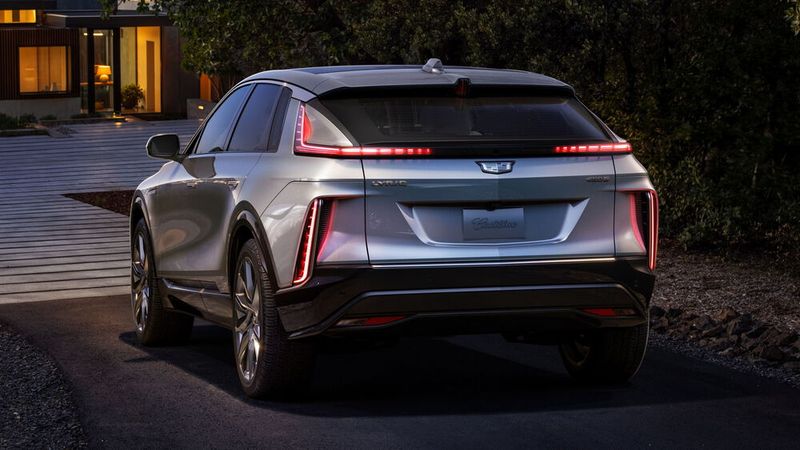 Das E-Auto Lyriq steht für die Zukunft der Marke. Die Produktion soll jetzt im Frühjahr beginnen. Als Antrieb dient ein E-Motor (hinten) mit 255 kW und 440 Nm Leistung. Die Reichweite gibt der Hersteller im Fall des 100 kWh großen Akkus mit circa 480 km an. (Bild: Cadillac)