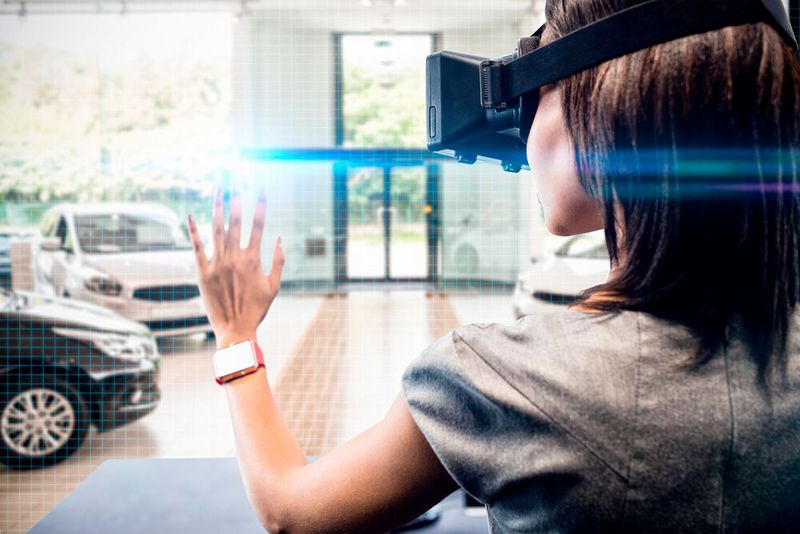 Mit Augmented Reality steht der Kunde quasi mit in der Werkstatt und kann die Reparatur seines Wagens mitverfolgen. Mit Augmented Reality steht der Kunde quasi mit in der Werkstatt und kann die Reparatur seines Wagens mitverfolgen.