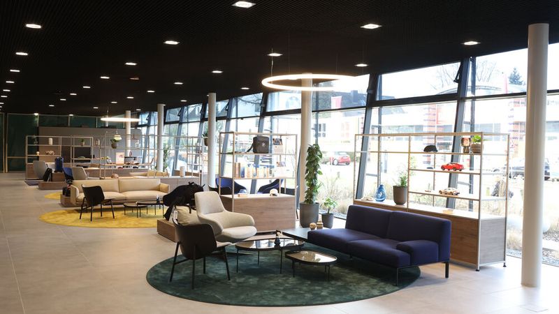 Hier erinnert auf den ersten Blick nichts mehr an einen klassischen Servicebereich: die Servicelounge der BMW-Niederlassung Hamburg auf einer Fläche von 1.000 Quadratmetern. (Bild: BMW Hamburg /© Wallocha)