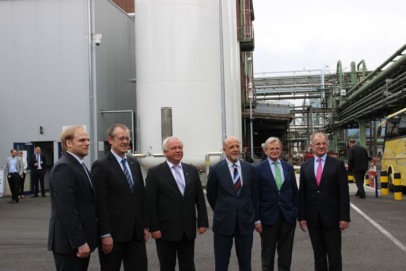 Erfolgreiche Eröffnung der Kohlendioxid-Produktion in Frankfurt (von links): Tobias Guttroff (Geschäftsführer Sauerstoffwerk Friedrich Guttroff GmbH), Gerhard Schlüter (Geschäftsführer CO2 Betriebs-GmbH & Co.), Wolfgang Fritsch-Albert (Vorstandsvorsitzender Westfalen AG), Heinz Gausling (Projektleiter Westfalen AG), Heribert Ritzel (Verkaufsleiter Rießner-Gase GmbH) und Ingo Nawrath (Geschäftsführer basi Schöberl GmbH & Co. KG) (PROCESS)