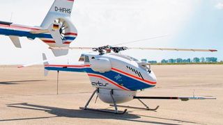 Der DLR hat eine repräsentative Befragung durchgeführt, um die Akzeptanz von Drohneneinsätzen in der Bevölkerung besser abschätzen zu können. (Im Bild: FHS und superARTIS: Ein Assistenzsystem soll Piloten bei gemeinsamen Flügen von unbemannten und bemannten Hubschraubern.) (DLR / CC BY 3.0)