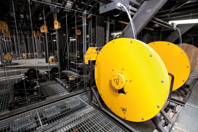 Blick auf den Schnürboden: Im Bühnenturm verlaufen Züge, mit denen Teile des Bühnenbilds von der Bühnendecke herabgelassen und wieder angehoben werden.  (Bild: Rexroth)