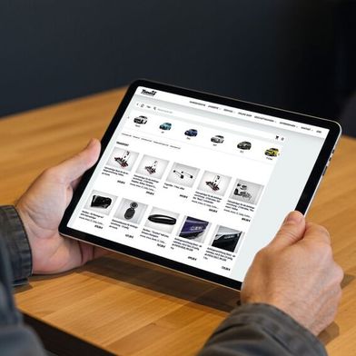 Seit zweieinhalb Jahren betreibt Auto Thomas in Bonn seinen Onlineshop für Zubehör. Bestellungen kommen vor allem von außerhalb des Kernvertriebsgebiets der Gruppe. (Bild: mamo studios - stock.adobe.com / VCG / KI-generiert)