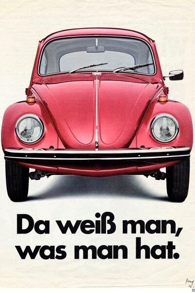 1970 beginnt die Preisliste für den 1302 bei 5.745 D-Mark. Parallel erhalten Kunden weiterhin den bekannten 1200 mit der „alten“ Vorderachse. Auch treffsichere Werbesprüche retten das Wolfsburger Erfolgsmodell noch bis 1973, als die Verkaufszahlen dann merklich nachlassen. Im Mai 1974 stellt VW den Golf vor. (Volkswagen AG)
