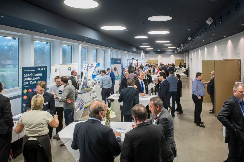 Der Kongress und die Tischmesse im Foyer boten einen angenehmen Rahmen für Gespräche und das Networking. (Thomas Entzeroth)