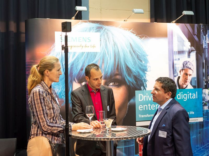 Die Swiss Industry 4.0 Conference bot zahlreiche Möglichkeiten zum Networking und an den Roundtables während der Pause konnte man das Gespräch mit den Experten suchen. (Eduard Meltzer Photography)