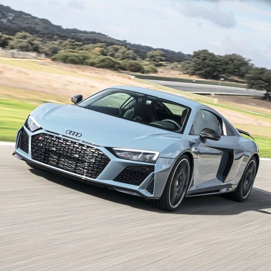 Audi hat die 2015 vorgestellte zweite Modellgeneration des Supersportwagens R8 umfassend überarbeitet. Audi hat die 2015 vorgestellte zweite Modellgeneration des Supersportwagens R8 umfassend überarbeitet.