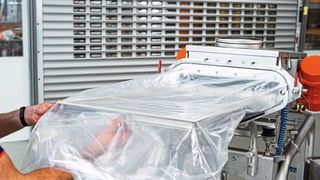 Die Siebmaschine arbeitet als Single-Use-Lösung mit Foliensäcken, die staubdicht an den Siebeinlegerschacht angedockt werden. (Bild: Engelsmann)