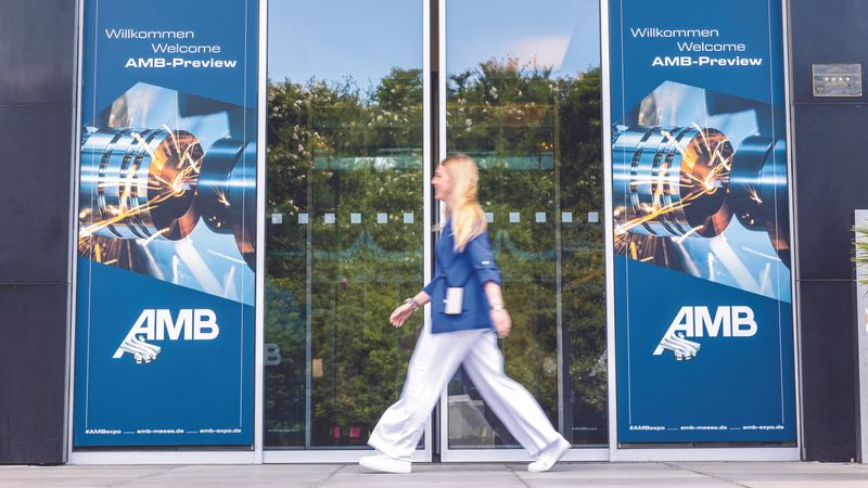 Wegweiser für die vernetzte Fertigung: Auf der AMB in Stuttgart zeigt Open Mind Technologies AG, wie die nahtlose Integration der CAD/CAM-Suite hyperMILL und des Hummingbird MES (Manufacturing Execution System) hocheffiziente, digitale Prozesse von der Programmierung bis zur Werkzeuglogistik ermöglicht.(Bild:  Frank Eppler & Messe Stuttgart)