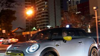 Den Mini Cooper gibt es jetzt auch als Elektroauto. (Mini)