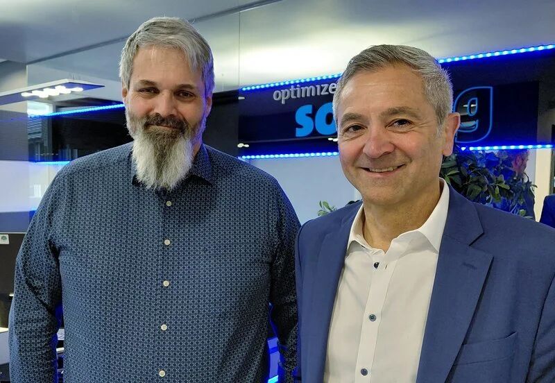 Johann Gschwendtner (rechts) übernimmt zukünftig gemeinsam mit Thomas Rummel (links) die Leitung vomn Softing Industrial. (Bild: Softing Industrial)