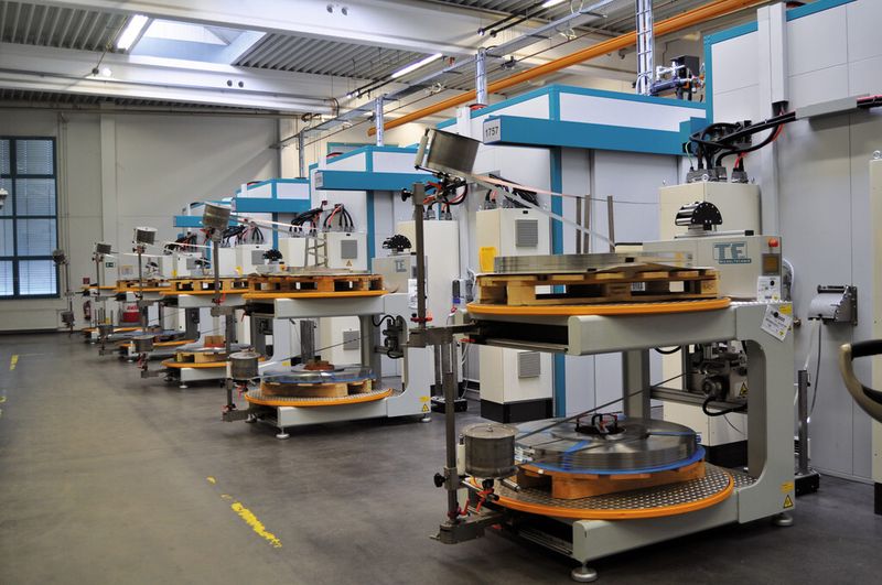 Im Kleiner-Fertigungswerk Eisingen stehen acht Stanzmaschinen, die bald auch die Stanzteile für die elektrischen Leistungsmodule herstellen. Von dort geht es auf kürzestem Weg zur Reinigungsanlage. (Bild: Schmidt)