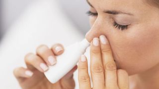 Bisher bekannt: Intranasales Insulin verabreicht beispielsweise über ein Nasenspray dämpft bei gesunden Menschen das Hungergefühl für zuckerreiches Essen. (Ihar Ulashchyk)