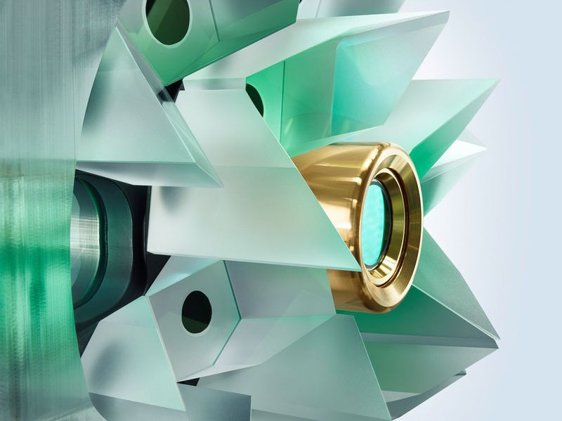 Im Resonator des neuen Trudisk-Scheibenlasers von Trumpf sorgt eine Anzahl von Umlenkspiegeln dafür, dass der Pumpstrahl, welcher von den Dioden emittiert wird, wie es heißt, mehrmals durch den Scheibenkristall gelenkt wird. (Trumpf)