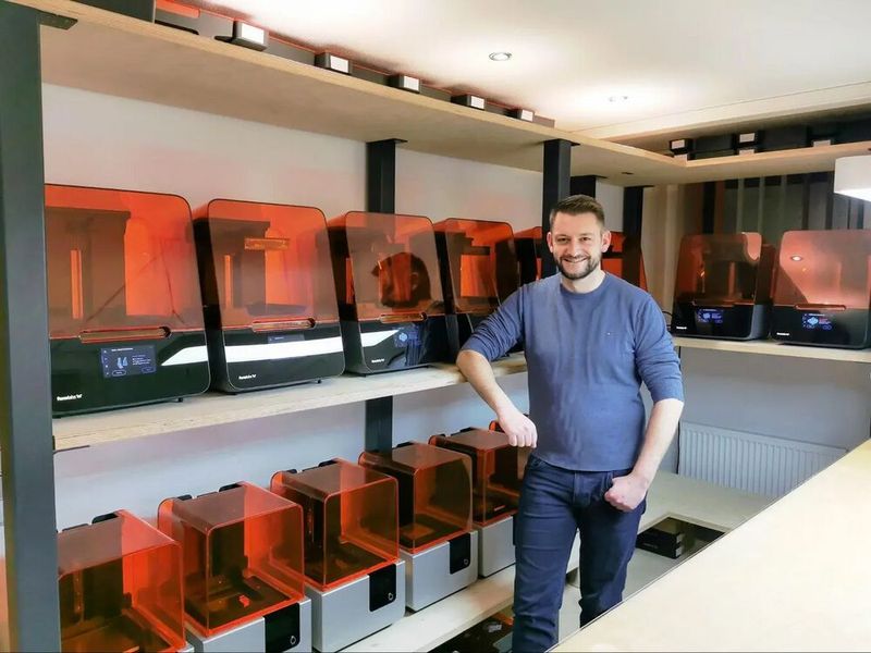 Matthias Krabel zeigt die Druckfarm von Makra Pro mit 18 3D-Druckern. (Bild: Formlabs)