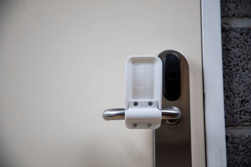 Müssen Türen aus Sicherheitsgründen geschlossen bleiben, entfällt der Handkontakt bei Nutzung des 3D-gedruckten Türöffners. Dies kann dazu beitragen, die Ausbreitung des Virus zu verlangsamen. (Materialise)