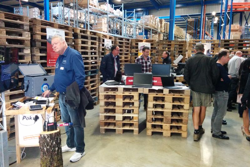 Auch eine Führung durch die Produktion stand auf der Agenda. (Bild: Extra Computer)