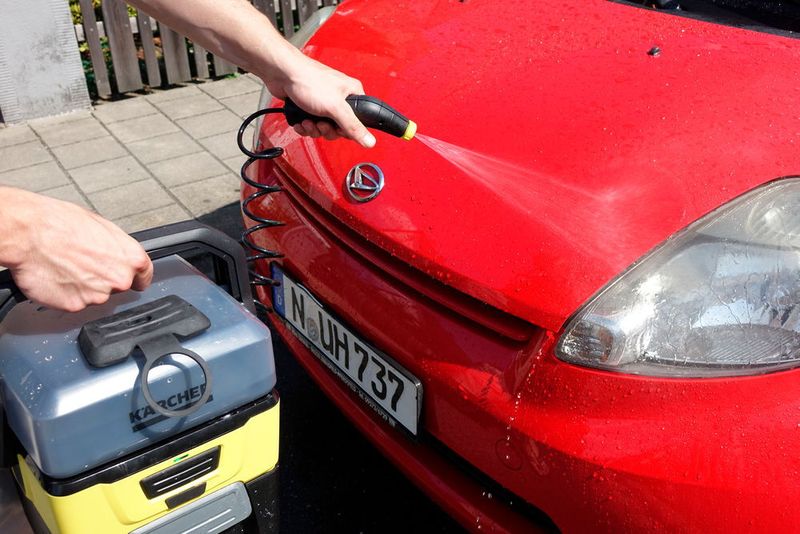 Der nette Gruß von oben: Auch eingetrockneter Vogelkot ist für den OC3 kein Problem. (Holz / »kfz-betrieb«)