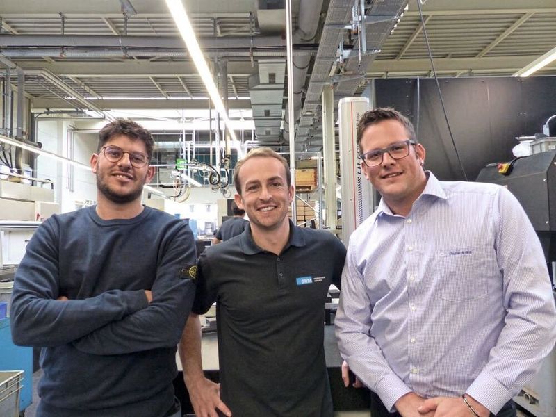 Fabian Strebel (l.), Alfred Topalli (M.) und David Meier (r.): «Die Qualität der Werkzeuge ist generell eine Grundvoraussetzung. Die Tests mit den OSG-Bohrern, aber auch der kontinuierliche Know-how-Transfer bringen da wichtige Erkenntnisse.»  (Vischer&Bolli)