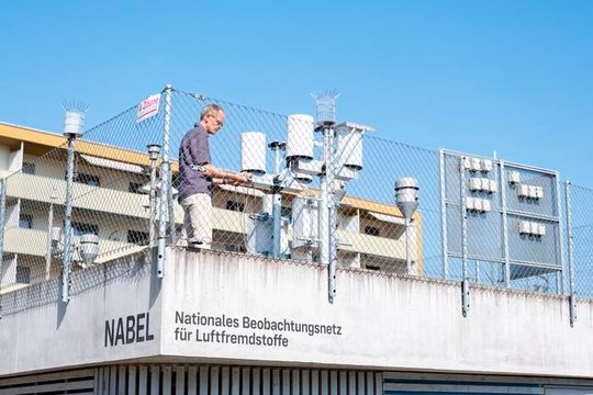Empa researcher Christoph Hüglin collects samples of particles that are washed out of the air by rain and snow or settle due to gravity. (Source:  Empa)
