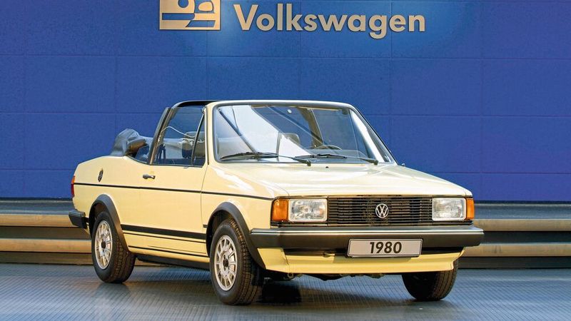 Ein Kritikpunkt beim Golf-1-Cabriolet war der relativ kleine Gepäckraum. Dieses Manko glich das Jetta Cabriolet aus. .Aufgrund des überaus großen Erfolges des Golf Cabrio ließ VW diese zusätzliche Modellvariante jedoch wieder fallen. Der Tuner Artz baute nach Angaben der verschiedener Quellen 2 bis 14 Stück eines Jetta-Cabrios.  (Bild: Volkswagen AG)