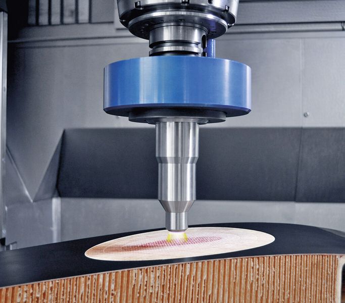 Integriertes Atmosphärendruck-Plasma via induktiver Energieübertragung: Aktivierung sowie Reinigung der Oberfläche für nachfolgende Klebeverfahren auf einer Maschine. (Bild: DMG Mori)