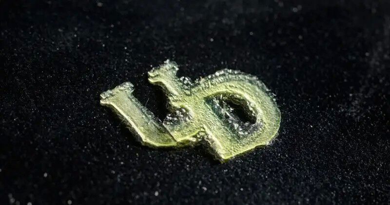 This interlocking UD was created from 3D-printing resin made with technical lignin biomass. This is not a scratch-and-sniff photo, but, if it were, you might detect the slight smell of barbecue. The reason? The aromatic chemical compounds from the UD-developed process are akin to those found in liquid smoke.