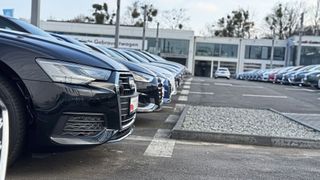 Neuwagen etwas weniger interessant, Gebrauchtwagen gefragter: Das Interesse potenzieller Käufer hat sich im vergangenen halben Jahr laut einer Umfrage verschoben. (Bild: Achter – VCG)