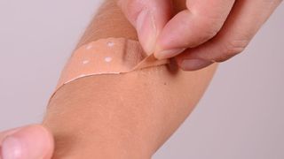 Forschende haben ein innovatives Polymer für Wundauflagen entwickelt, welches temperaturgesteuert sicher klebt, sich aber leicht wieder ablösen lässt. (Bild: photo 5000 - stock.adobe.com)