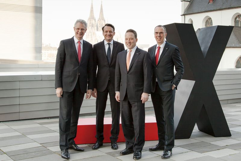Der Lanxess-Vorstand auf der Bilanzpressekonferenz (v.l.n.r.): Rainer van Roessel, Vorstandsmitglied und Arbeitsdirektor, Michael Pontzen, Finanzvorstand, Matthias Zachert, Vorsitzender der Vorstands, und Hubert Fink, Vorstandsmitglied (Bild: Lanxess)