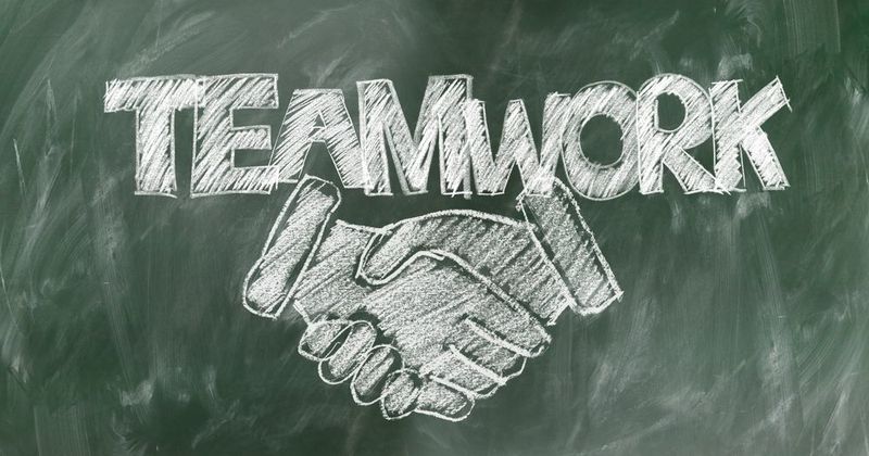 3. Die Innovationskraft stärken, Innovationsmanagement verbessern: Ebenso wie beim Sport zählt auch bei der Umsetzung der Digitalen Transformation die mentale Einstellung, um Ziele zu erreichen. Dazu gehört auch die gemeinsame Arbeit unterschiedlicher Teams, um neue Produkte und Services schneller auf den Markt zu bringen. Bei der Stärkung der Innovationsfähigkeit und der Verbesserung des Innovationsmanagements kommt es zusätzlich zu einem kontinuierlichen Lernen und einem ständigen Testen neuer Ideen auf Schnelligkeit und Agilität. Wichtig dabei ist, kontinuierlich das Feedback von Kunden zu erfassen und zügig in weiterzuentwickelnde oder kurzfristig umzusetzende neue Produkte und Services einfließen zu lassen. Unternehmen müssen heute Innovationen deutlich schneller vorantreiben und in Produkten und Services umsetzen als noch vor wenigen Jahren. 
 (Pixabay)