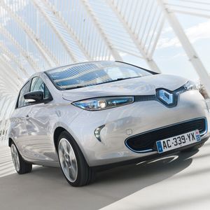 Mit dem Renault Zoe rollt jetzt das vierte Elektromodell der Franzosen zu den Händlern. Der Einstandpreis für den elektrischen Stadtflitzer liegt bei vergleichsweise moderaten 21.700 Euro. Dazu kommt allerdings noch die Batteriemiete von monatlich 79 bis 122 Euro.