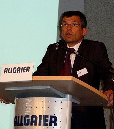 Helmar Aßfalg, Vorsitzender der Geschäftsführer der Allgaier Werke in Uhingen, begrüßt die geladenen Gäste anlässlich der Bestimmungsübergabe der neuen Tryout-Presse. (Archiv: Vogel Business Media)