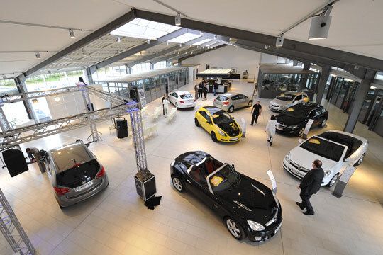 Im neuen Showroom können bis zu 40 Neuwagen präsentiert werden. Fotos: Gieraths (Archiv: Vogel Business Media)