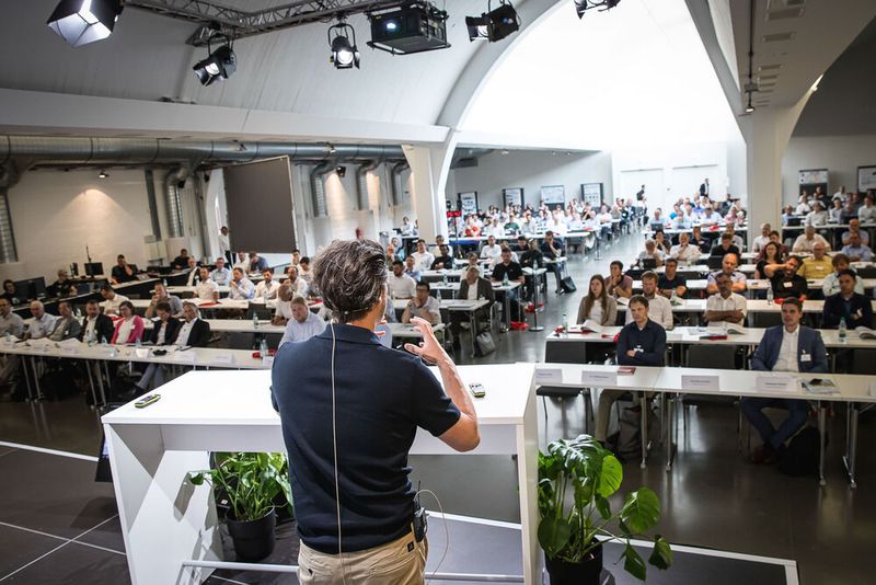 Steckverbinderkongress 2023 Tag 2: Kongress mit Trendthemen von PCF über DC-Steckverbinder, Hybridsteckverbinder, Qualifizierung, Single Pair Ethernet, Hands-on Workshops bis zu 3D-Druck und Konfektionierung. (Bild: Stefan Bausewein)