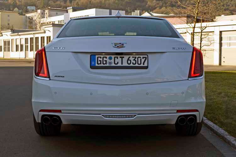 Wie vorne gibt es hier ebenfalls senkrechte Leuchten. Das Kofferraumvolumen beträgt 433 Liter. (Bild: Schreiner/»kfz-betrieb«)