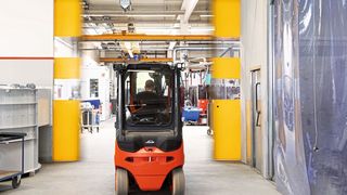 Das Schnelllauftor Syncro ist für bis zu 350.000 Öffnungen im Jahr konzipiert. Im Kurzzeitbetrieb sind damit bis zu 120 Öffnungszyklen pro Stunde drin. (Bild: Butzbach)