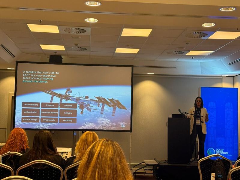 Kseniia Guillement brachte ebenfalls ein Daten-Thema mit auf die Bühne: „Built on borrowed systems: the geography of data sovereignty“ (Bild: SheLeadsTech Germany)