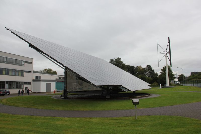 Auch am Haupteingang des Bielefelder Gildemeister-Stammwerks stehen Solar- und Kleinwindkraftanlagen. (Bild: Itasse)