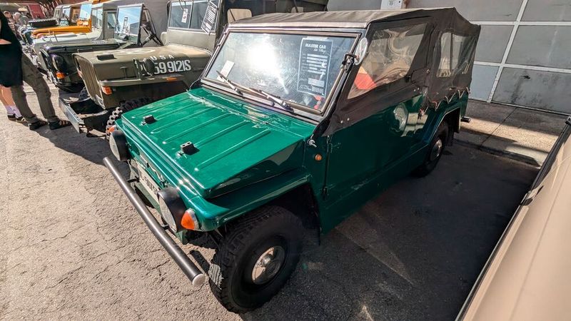 Noch nie gesehen? Das ist ein Fiat 600 Savio Jungla, den der italienische Karosseriebauer Carrozzeria Savio produzierte. Er ist ein offenes Mehrzweckauto mit minimalistischer, eckiger Karosserie auf der Basis des Fiat 600D, das (abgesehen vom Heckantrieb) konzeptionell dem Mini Moke oder dem Citroën Baby-Brousse folgte. Gebaut wurde er von 1968 bis 1974. (Bild: Dominsky)