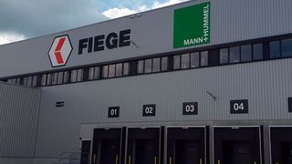Die Fiege-Niederlassung in Marklkofen hat die Zertifizierung nach dem Standard VDA 6.2 mit besonderem Lob bestanden. (Fiege)