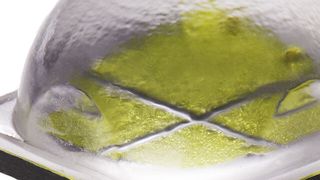 Einfache Tests gegen Verfärbung: Sowohl der Chip als auch die Linse bei einer LED bestehen aus einer Phosphor- und Silikon-Umhüllung. Hier können ungewünschte Verfärbungen auftreten. (Cree)