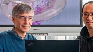 Prof. Dr. Werner Hemmert und Dr. Siwei Bai haben ein Computermodell entwickelt, mit dem sich die von einem Cochlea-Implantat erzeugten neuronalen Erregungsmuster im Hörnerv bestimmen lassen (Andreas Heddergott / TUM)