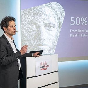 Dr. Andreas Bamberg, Merck, bei seinem Vortrag auf dem Smart Process Manufacturing-Kongress 2022. Er hat die alte Tutzing-Vision der 50-%-Idee konzeptuell weiter entwickelt. „Schnell planen und bauen, ohne auf Perfektion und optimale Lösungen zu schauen.“(Bild:  Bausewein/PROCESS)