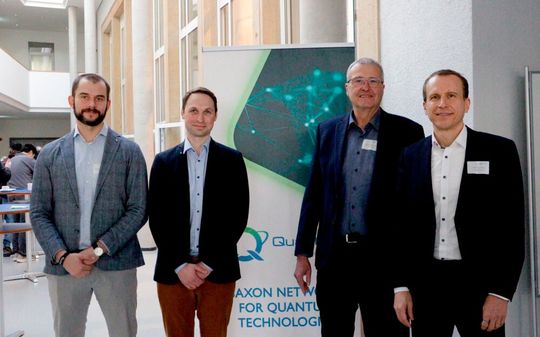Zuwendungsempfänger SAX QT, v.l.n.r., Dr. Benjamin Lilienthal-Uhlig (Fraunhofer IPMS), Albrecht Hänel (Fraunhofer IWU), Prof.Dr. Bernd Büchner (wissenschaftlicher Direktor Leibniz IFW) und Jörg Lässig (Hochschule Zittau/Görlitz).(Bild:  Fraunhofer IPMS)